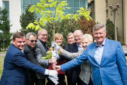 Seimo Pirmininkas Viktoras Pranckietis ir buvę Seimo Pirmininkai pasodino Lietuvos šimtmečio ąžuolą