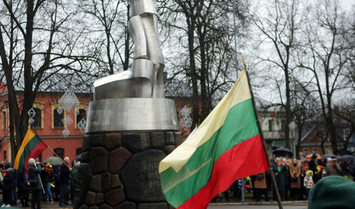 Partizanų Trispalvė pasitiko valstybės sukaktį