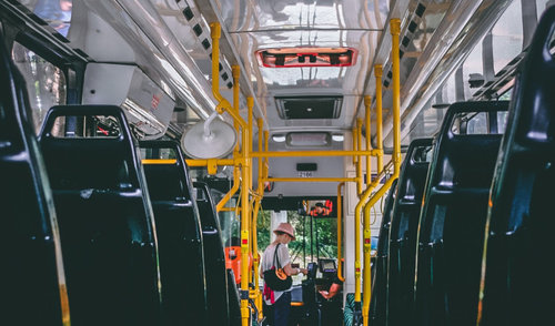 Saugantis viruso plitimo stiprinamos apsaugos priemonės viešajame transporte