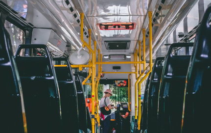 Saugantis viruso plitimo stiprinamos apsaugos priemonės viešajame transporte