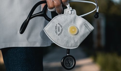 Pasikeitė tvarka, kada žmogus laikomas pasveikusiu nuo COVID-19