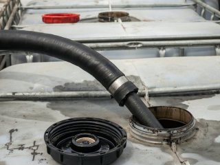 Neteisėtai degina automobilių alyvą ir taip mažina išlaidas už šildymą