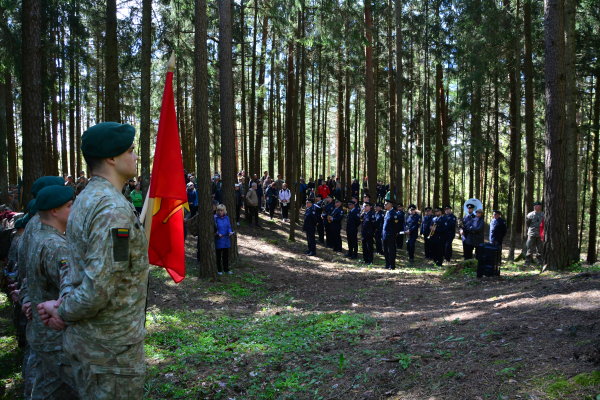 Anykščiuose pėsčiųjų žygiu pagerbti partizanai, padėtos gėlės Laisvės kovotojams atminti