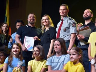 VSAT VILNIAUS PASIENIO RINKTINĖS DAINŲ FESTIVALYJE ŽYMIŲ SVEČIŲ ŠIRDIS VIRPINO LAISVĖS DAINŲ AKORDAI