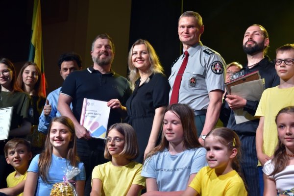 VSAT VILNIAUS PASIENIO RINKTINĖS DAINŲ FESTIVALYJE ŽYMIŲ SVEČIŲ ŠIRDIS VIRPINO LAISVĖS DAINŲ AKORDAI