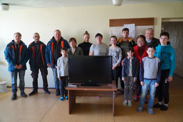  UAB „Radijo elektroninės sistemos“ įmonė ukrainiečiams padovanojo televizorių