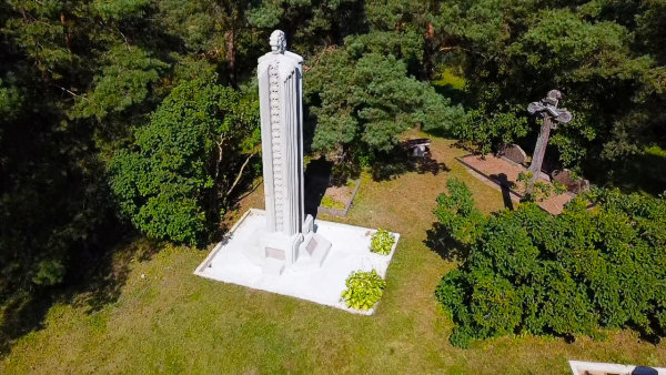 Atnaujinti  rašytojos  Liudvikos Didžiulienės ir Stanislovo Didžiulio antkapiniai paminklai