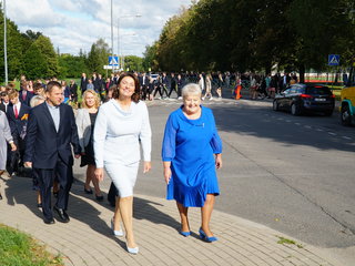 Rugsėjo 1-ąją Diana Nausėdienė moksleivius bei mokytojus sveikino Anykščių Jono Biliūno gimnazijoje