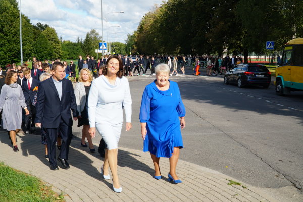 Rugsėjo 1-ąją Diana Nausėdienė moksleivius bei mokytojus sveikino Anykščių Jono Biliūno gimnazijoje