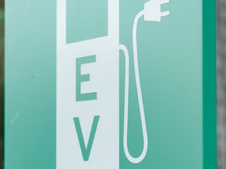 Juridiniai asmenys kviečiami teikti paraiškas elektromobilių privačių įkrovimo prieigų...