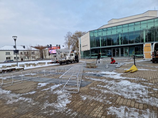 Pradedami pagrindinės miesto eglės kompozicijos montavimo ir puošimo darbai