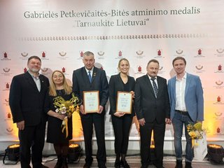 Virginijui Stroliai ir Anykščių jaunimo klubui Petkevičaitės-Bitės atminimo medaliai „Tarnaukite...