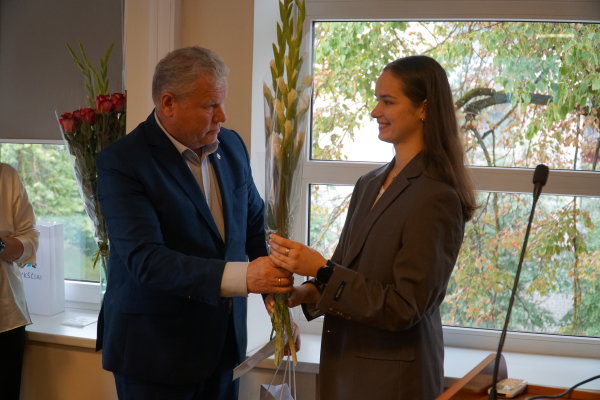 Tarybos posėdžio metu pasveikinti šimtukininkai