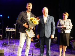 TARPTAUTINĖ MOKYTOJŲ DIENOS ŠVENTĖ ANYKŠČIUOSE: „METŲ MOKYTOJO“ APDOVANOJIMAS – RAMŪNUI ŠLIŽIUI