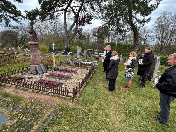 MERAS PAGERBĖ PARTIZANŲ PALAIDOJIMO VIETĄ, SIGNATARO KAPĄ