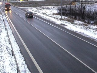 Šaltis sunkina padėtį šalies keliuose: vairuotojų prašoma atsargumo