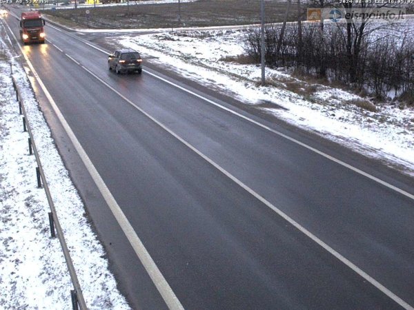 Šaltis sunkina padėtį šalies keliuose: vairuotojų prašoma atsargumo