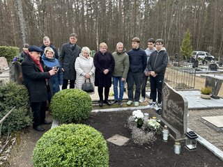 Savivaldybės vadovų ir jaunimo delegacija pagerbė Pasaulio tautų teisuolės kapą