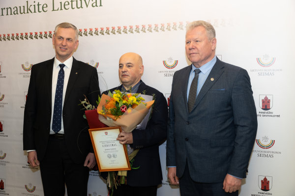 Gintarui Vaičiūnui ir Sauliui Filipavičiui įteikti Gabrielės Petkevičaitės-Bitės medaliai...