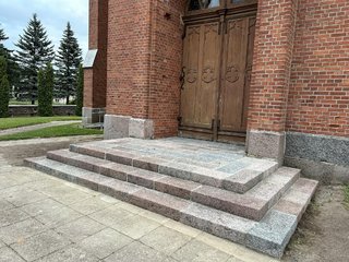 SUREMONTUOTI VIEŠINTŲ BAŽNYČIOS LAIPTAI