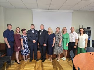 ANYKŠČIUOSE LANKĖSI ČEKIJOS AMBASADOS LIETUVOJE AMBASADORIUS J. E. P. ALEŠ OPATA