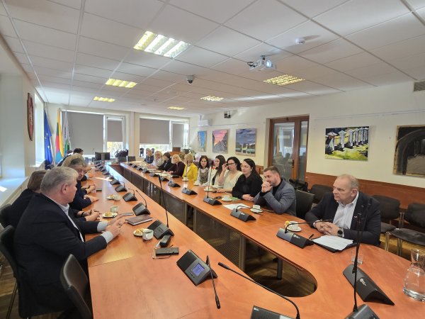 TARPTAUTINĖS PARTNERYSTĖS STIPRINIMAS: MADUONOS MIESTO DELEGACIJA SEMIASI PATIRTIES