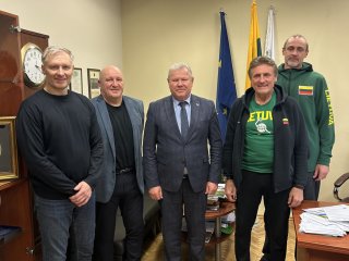 Mero kabinete lankėsi krepšinio legendos