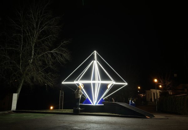 Europos investicijų atspindžiai Anykščiuose: miestą nušvietė ypatinga meno instaliacija