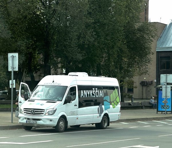 Devyni vietinio susisiekimo autobusai papuošti Anykščių ženklu