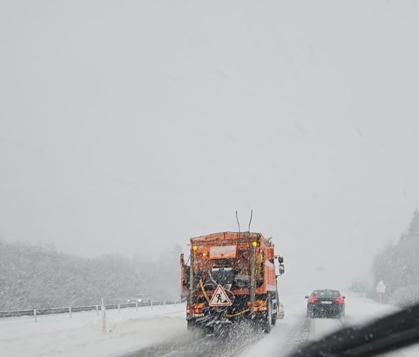 Kelininkai įspėja apie besitęsiančias žiemiškas sąlygas keliuose