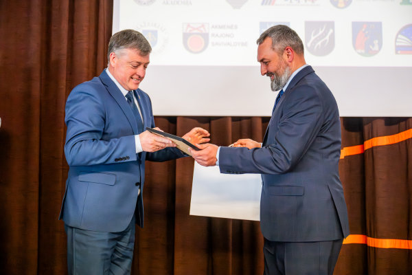 Anykščių rajono savivaldybei įteikta padėka už moksleivių ateities ugdymą „Sumanaus moksleivio...
