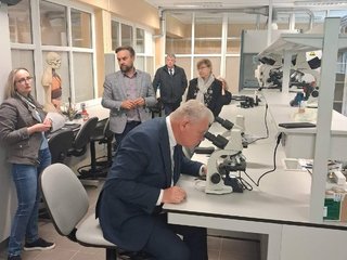 Savivaldybės vadovai lankėsi Jono Biliūno gimnazijos laboratorijoje