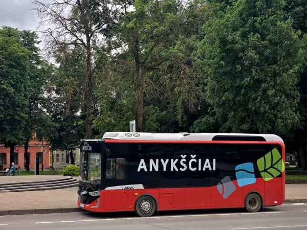 Anykščių viešasis transportas įgauna vientisą identitetą: logotipu pasipuoš dar šeši autobusai